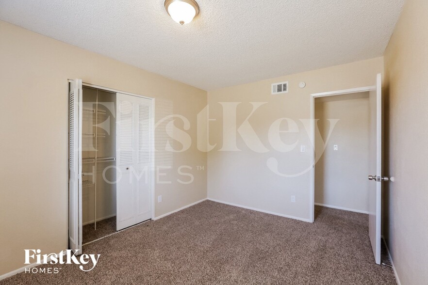 Building Photo - 10612 N 47th Dr