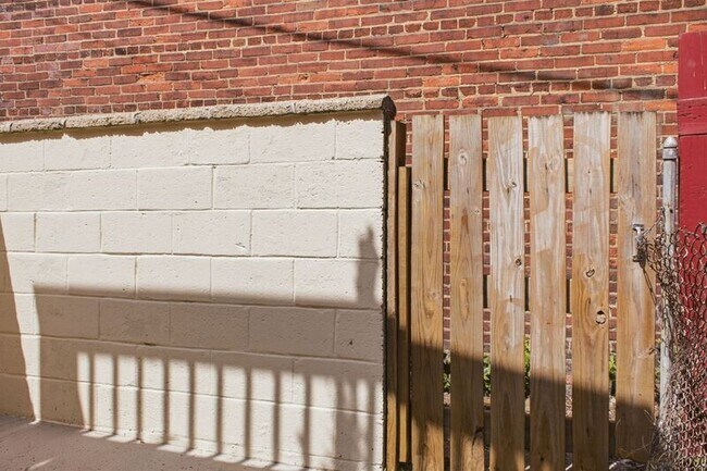 Building Photo - 420-A S Regester St