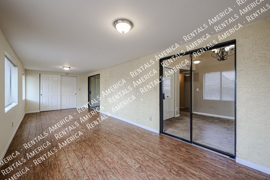Building Photo - 1621 E Vaughn St