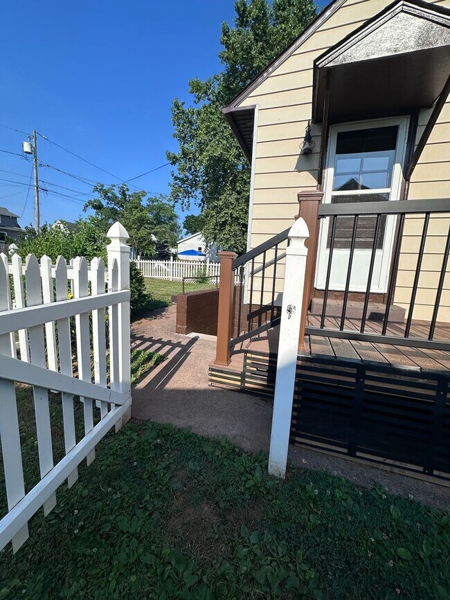 Building Photo - Cape Cod in Middletown 4 bedroom