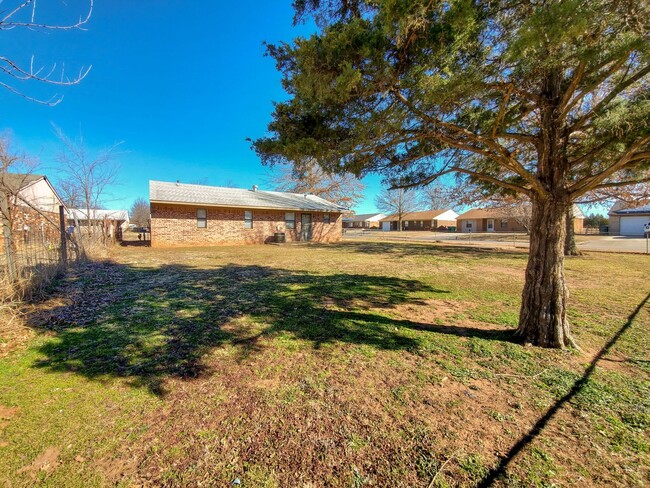 Building Photo - 3 Bed brick home in Tecumseh