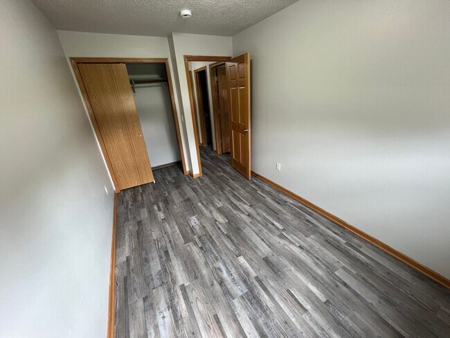 Building Photo - Garden-level 3 bedroom unit close to Sawyer Elementary
