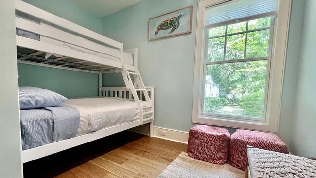 Building Photo - Low Country Cottage located in the Heart o...