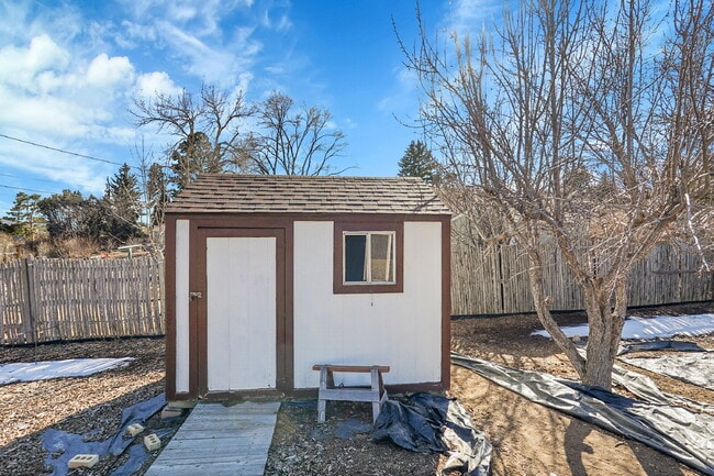 Building Photo - $2,195.95, 3-bed, 2-bed, ranch-style home with a large backyard and $300 off first month's rent