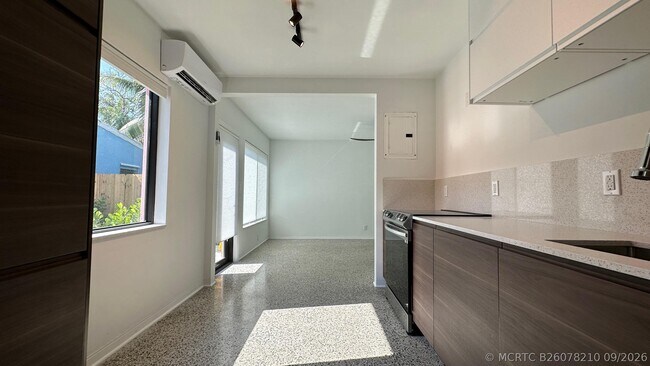 Building Photo - 1117 NE 17th Way