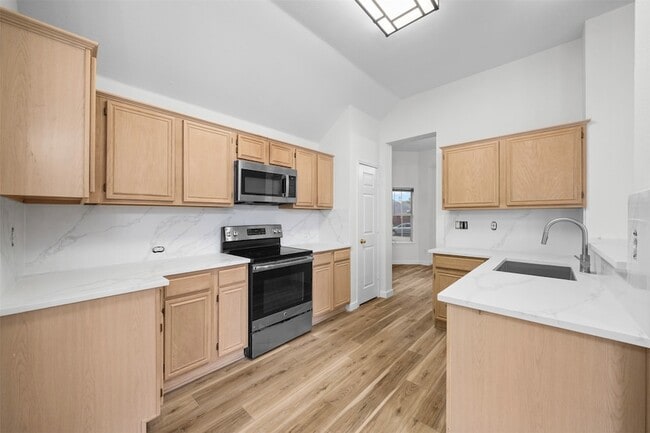 Building Photo - 3841 Pine Valley Dr