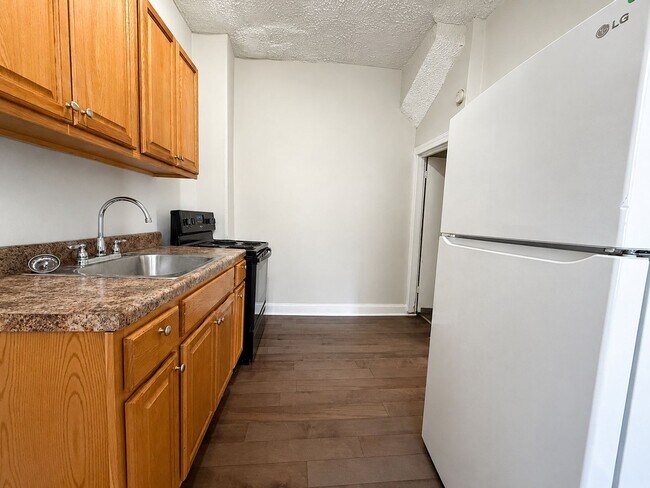 Building Photo - 925 W Seltzer St