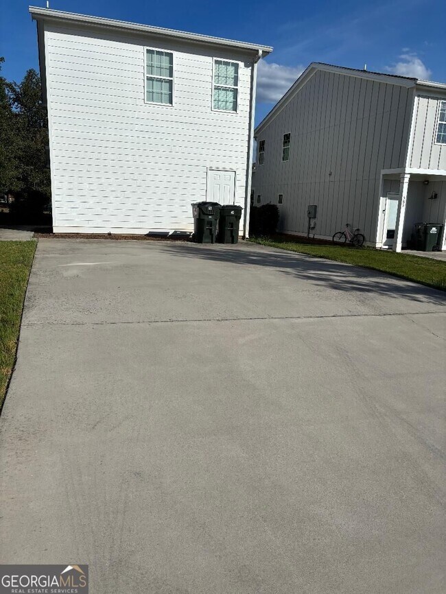 Building Photo - 365 Lorien Way