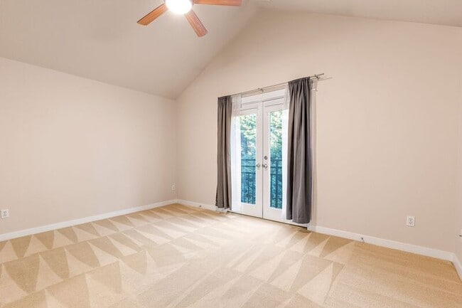 Building Photo - 929 SE Marion St