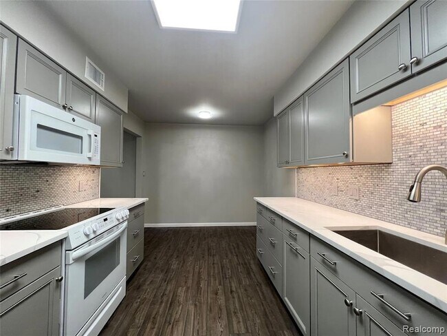 Building Photo - 521 E University Dr