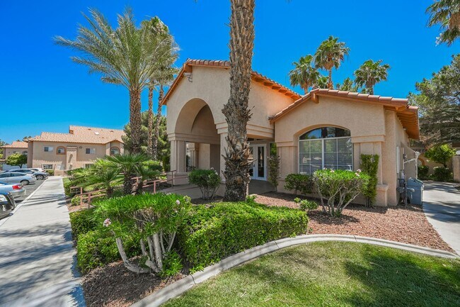 Building Photo - Gated Community townhome, with private garage