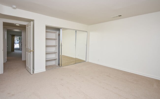 Building Photo - Beautiful condo blocks from the beach!