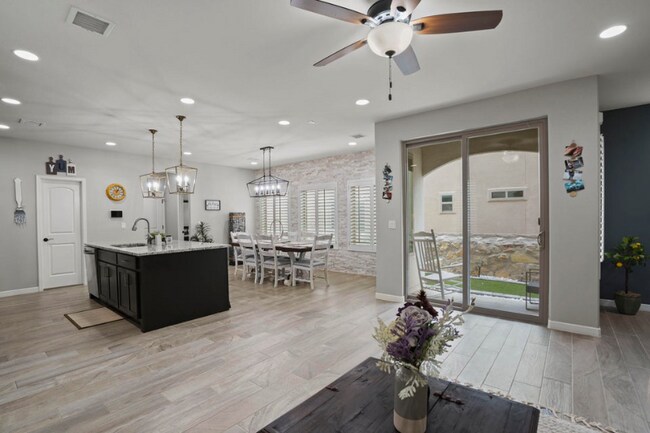 Building Photo - 4567 Marisabel Azcarate St