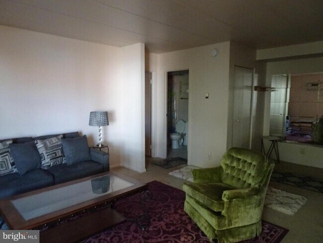 Building Photo - 610 W 11th St