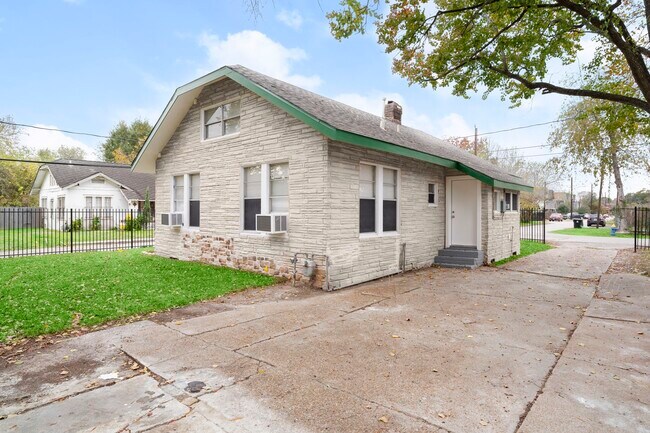 Building Photo - 5001 McKinney St