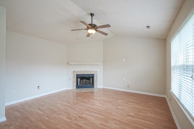 Building Photo - 14931 Silver Thorne Way