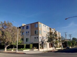 Building Photo - Top-Floor large condo on tree-lined street