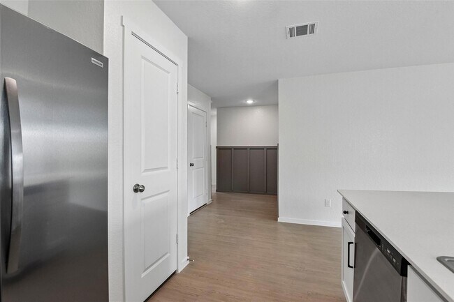 Building Photo - 3188 Dispatch Dr