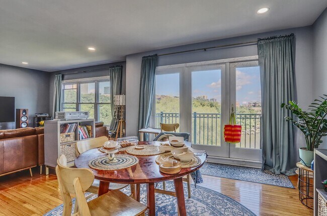 Building Photo - 340 THE Prom