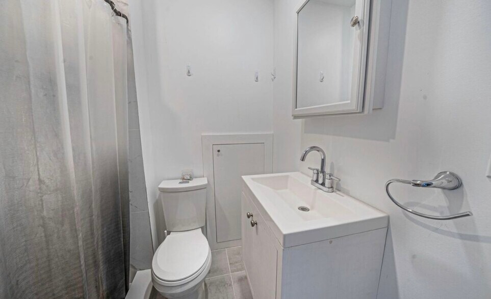 Building Photo - 74 Hempstead Dr