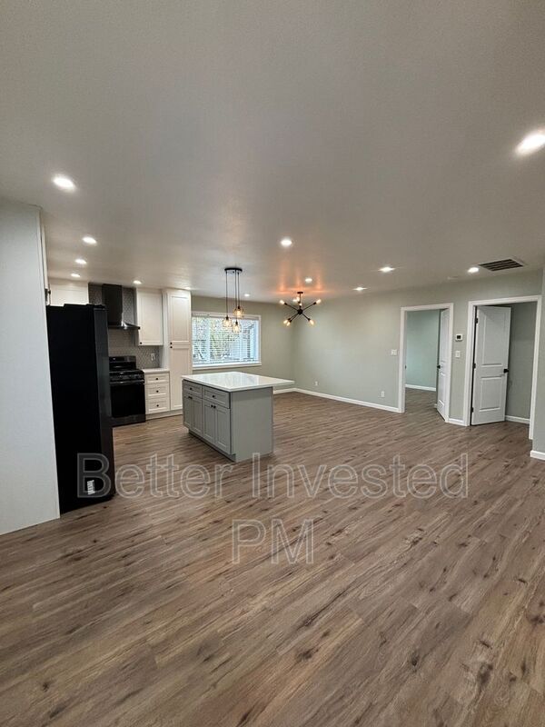 Building Photo - 401 W Sierra Ave