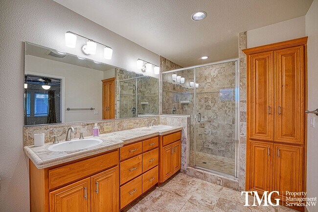 Building Photo - 3841 SE Madsen Ct