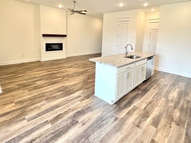 Building Photo - Now Leasing at Cedar Bluff – 4BR Townhomes...