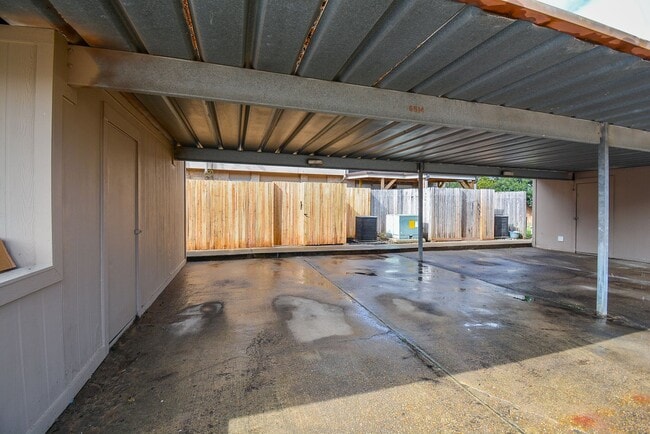 Building Photo - Perfect Townhouse ready for you!