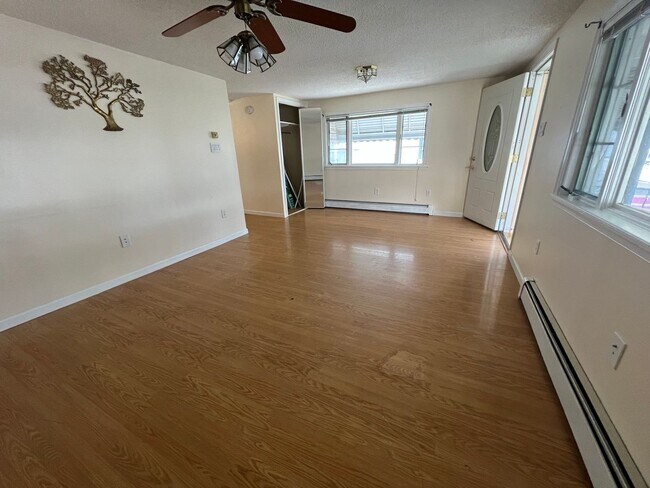 Building Photo - Newly Renovated 3 Bed/1 Bath Single Family...