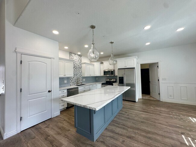 Building Photo - Stunning 6 Bed / 3 Bath | Great Location | Expansive Living Space