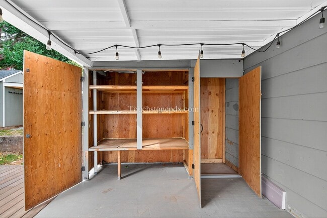 Building Photo - Tranquil West Linn Living Near Parks and S...