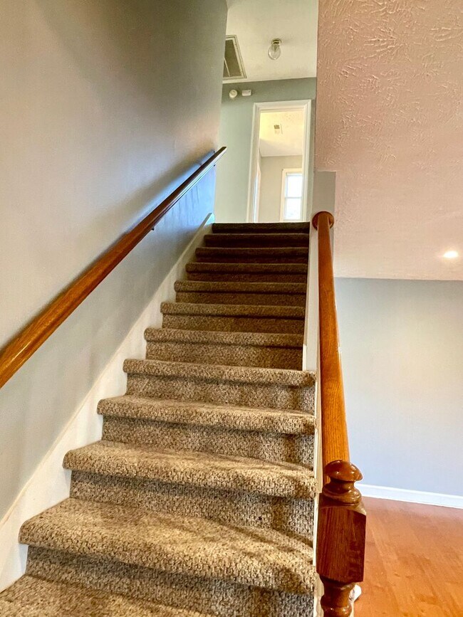 Building Photo - Available 3/30/2026- Charming Cape Cod in Halls