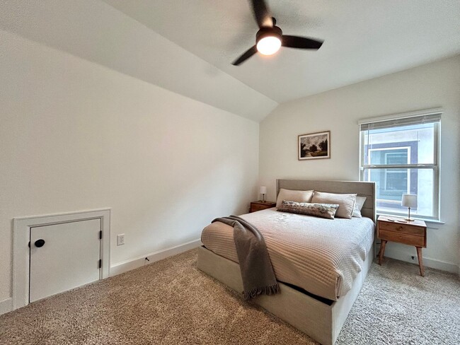 Building Photo - Spacious & Beautiful 3/BR 2/BA Two-Level Home with Garage & Fenced Yard