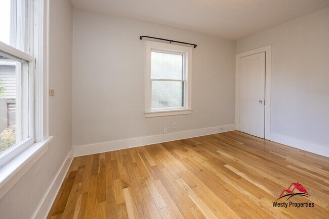 Building Photo - 2407 NE Skidmore St