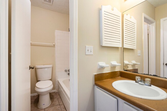 Building Photo - 3 Bedroom 2 Bath Home