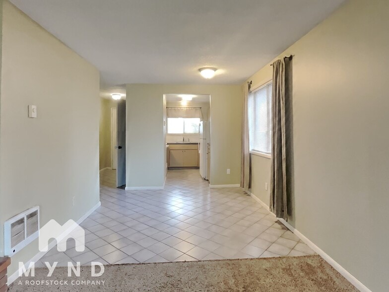 Building Photo - 707 NE 108th Ave
