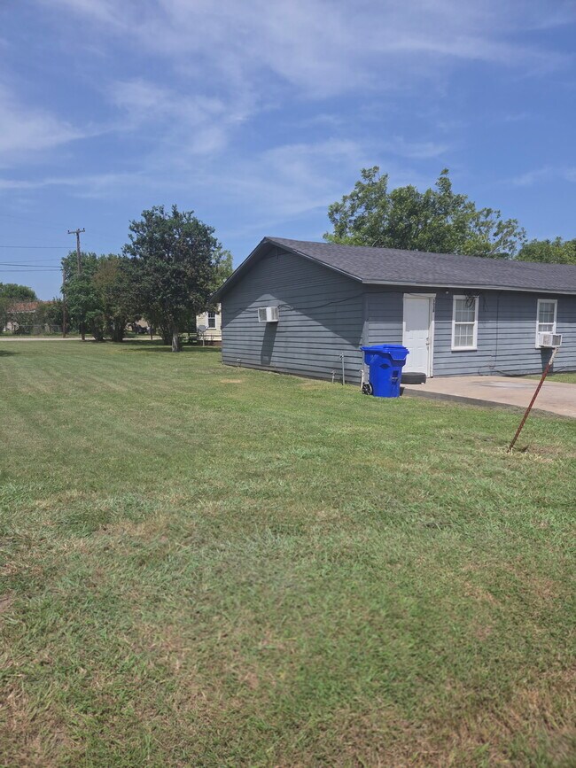 Building Photo - Yoakum - 503 B