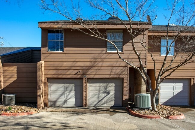 Building Photo - Adorable 3 Bed Townhome Pre-Leasing July 2026!
