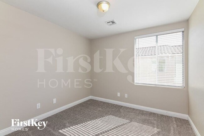 Building Photo - 934 E Shady Charmer Ave