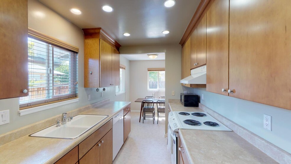 Building Photo - 2640 Castello Way