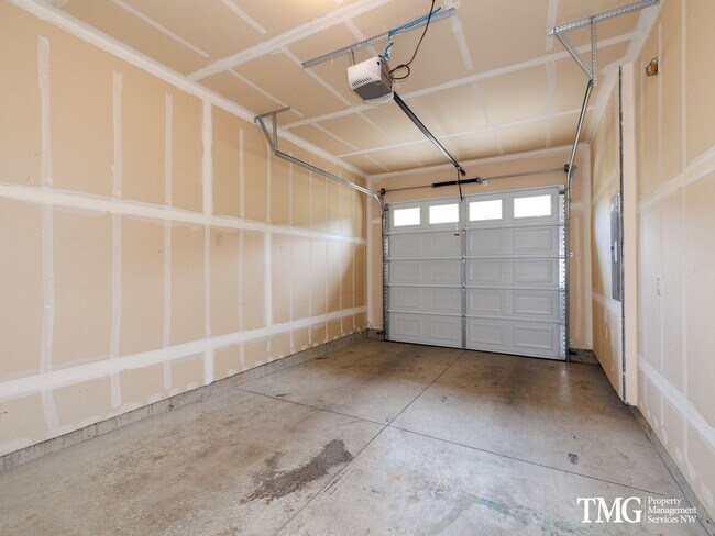 Building Photo - Centrally Located Townhome with Attached Garage & AC