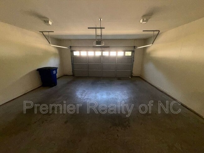 Building Photo - 605 Westpark Ct