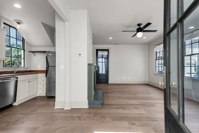 Building Photo - 3 Bedroom 2.5 Bath House in the hip Elliot...