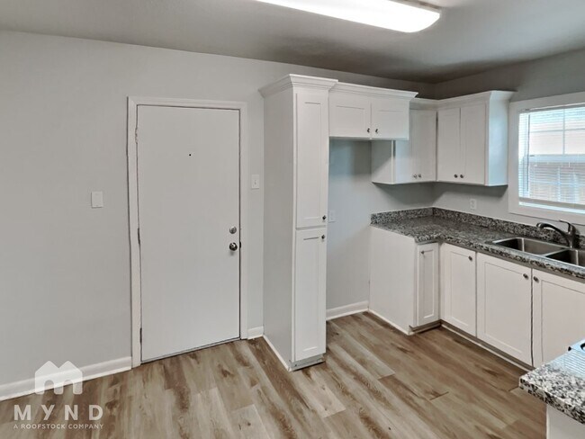Building Photo - 4402 Mistletoe Dr