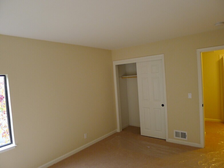 Building Photo - 2 Sheldrake Ct