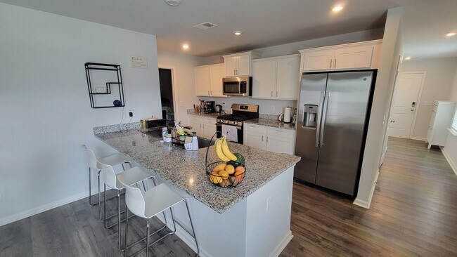 Building Photo - Like New 4 Bed, 2.5 Bath Townhome Available in Greenville