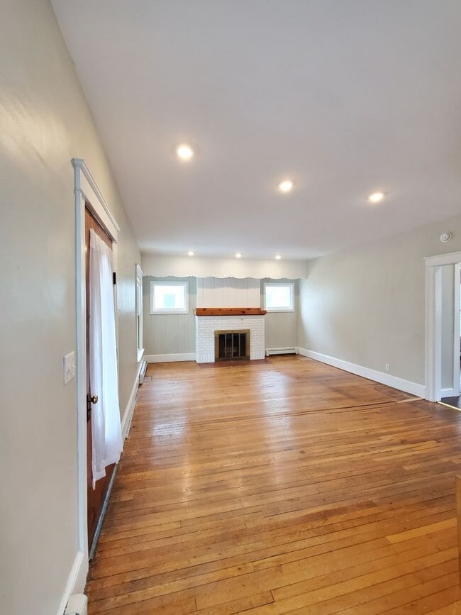Building Photo - Well updated 3br with full laundry  Huge g...