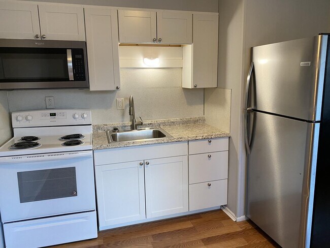 Building Photo - 505 Stanley Ave