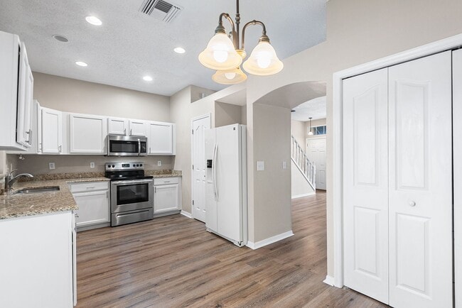 Building Photo - TAMPA TOWNHOME IN GATED COMMUNITY!