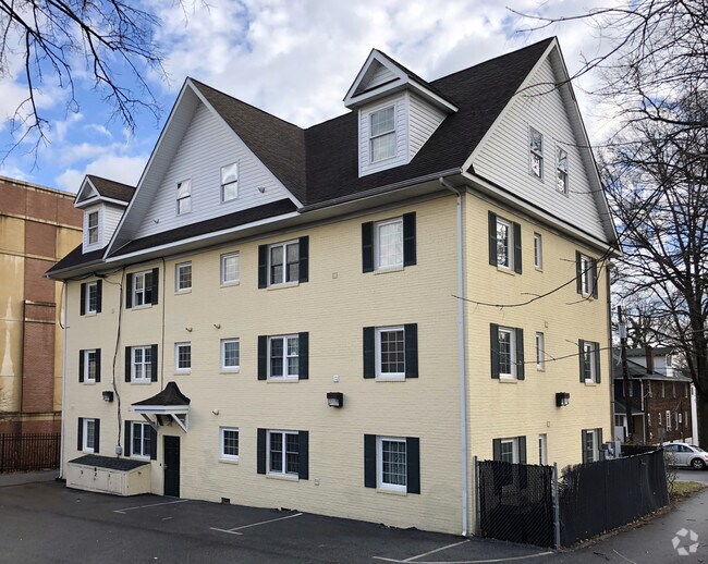Building Photo - 7302 Yale Ave